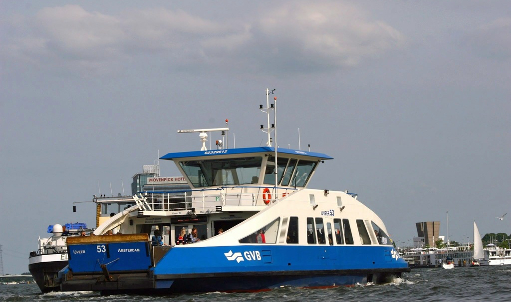 [VIDEO] 4 injured after ferry and barge collide in Amsterdam
