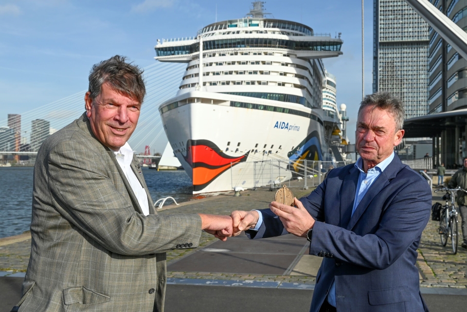 Port of Rotterdam honours Piet Sinke of Maasmond Maritime