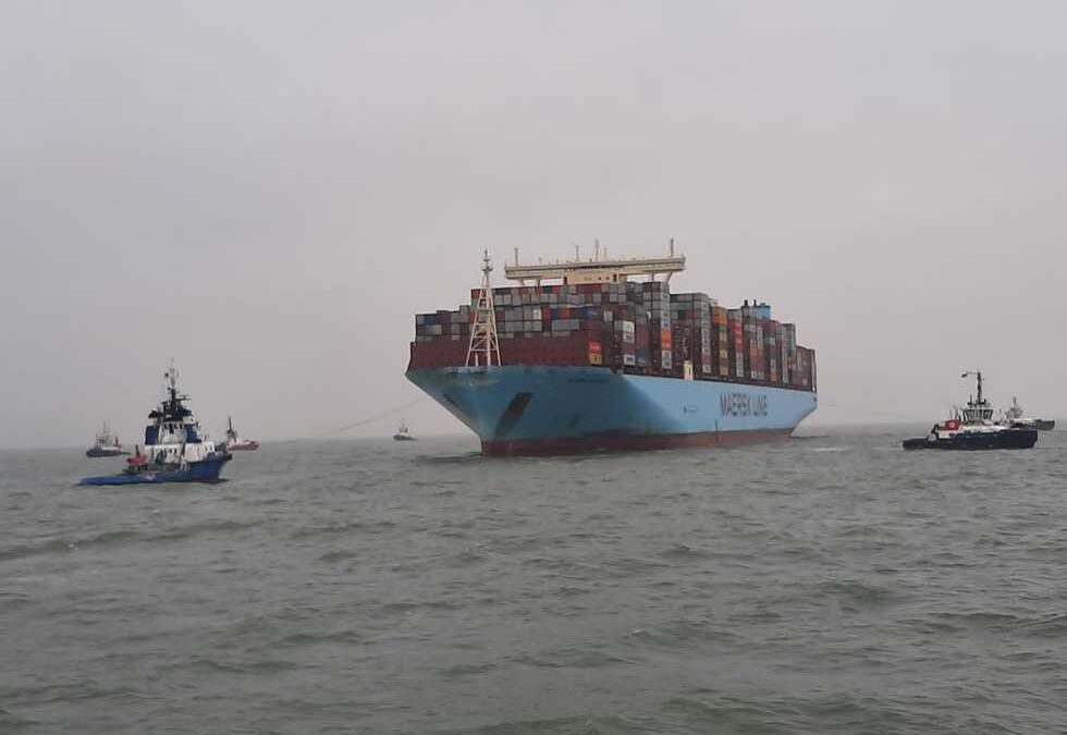 How eight tugs pulled container ship Mumbai Maersk free