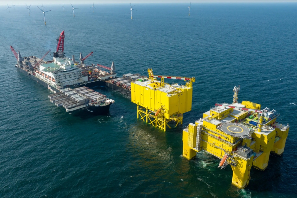 Pioneering Spirit installs DolWin kappa offshore converter station