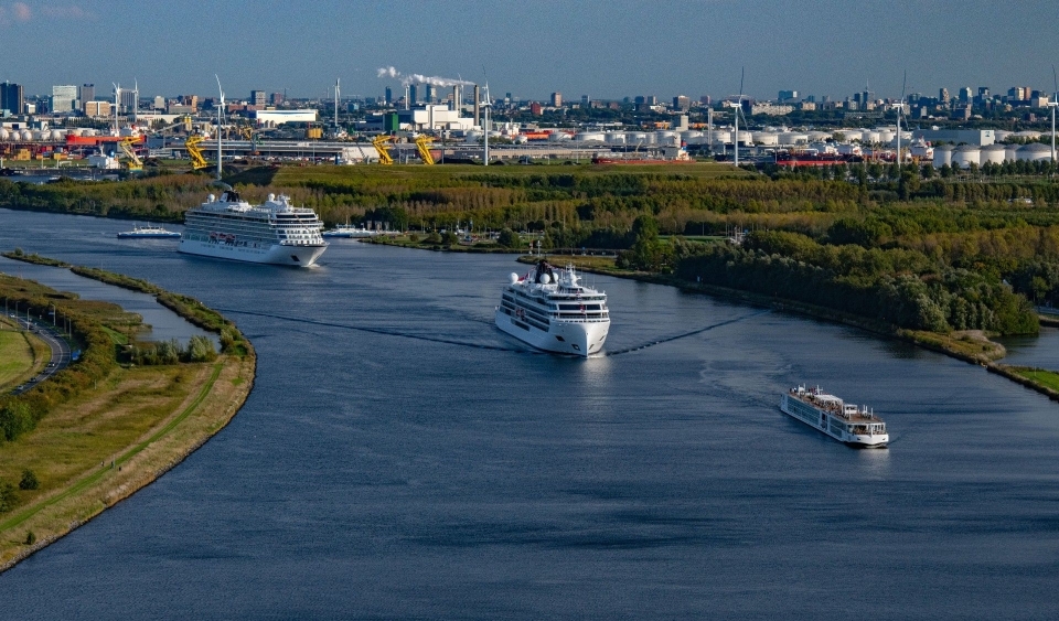 Convoy of three Viking ships from Amsterdam to IJmuiden.