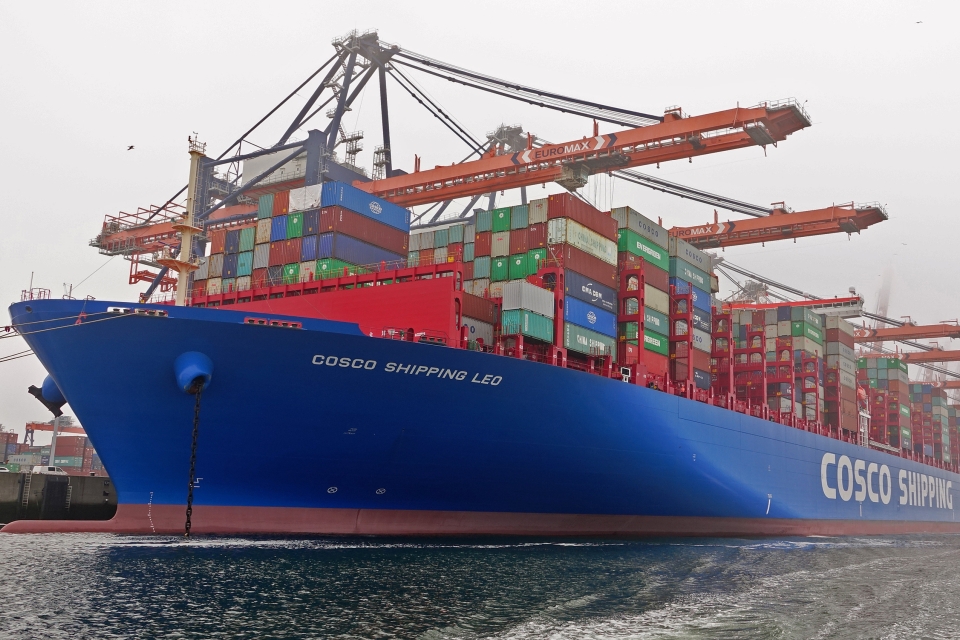COSCO orders twelve methanol-powered 24,000 TEU container ships