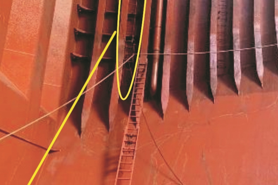 Double lanyard-zero attachment results in fall from height on bulk carrier