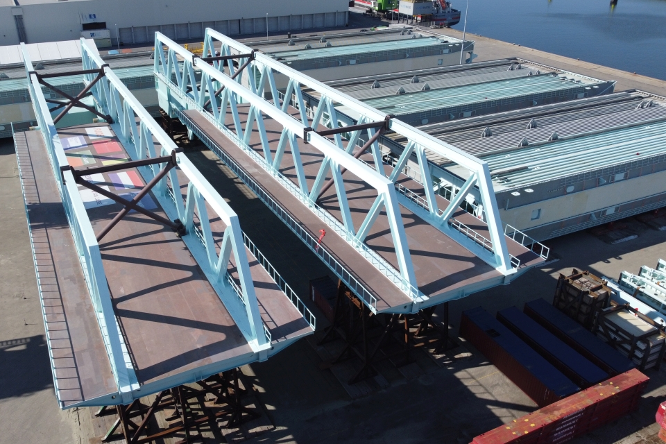 Bridges and doors about to be installed at New Lock in Terneuzen
