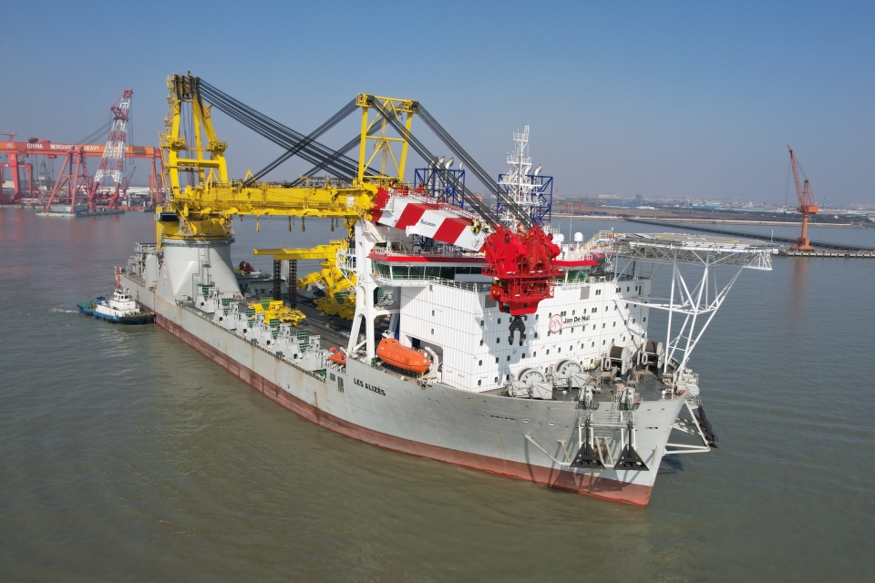 Heavy Lift Vessel Les Alizés leaves the shipyard after delivery