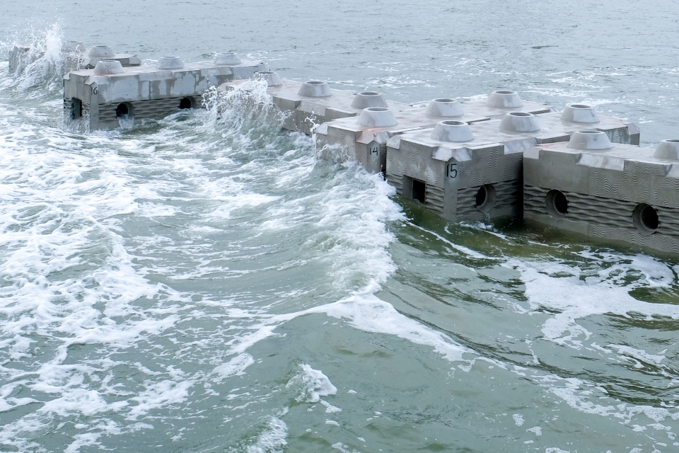 VIDEO: Reefy installs artificial reef in Meuse for shoreline protection
