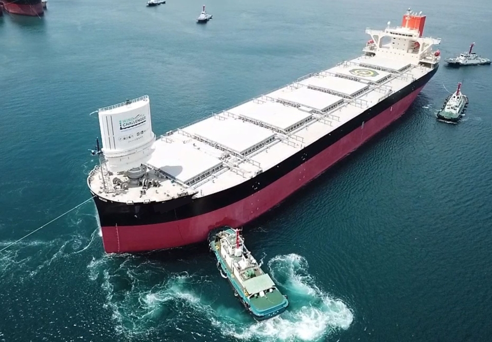 The Shofu Maru (2022) is the first bulk carrier with a Wind Challenger hard sail. The Wind Challenger Project was developed by the Tokyo University in cooperation with Mitsui O.S.K. Lines (MOL) en Oshima-shipbuilding. The Shofu Maru is testing the system with a single mast. Next project can be a bulker that will be delivered in 2024 and maybe gets extra rotor sails from Anemoi Marine Technologies.