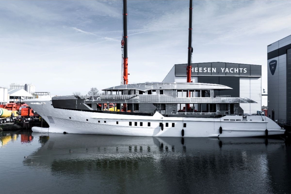 VIDEO: Heesen joins hull and superstructure of 55-metre Project Serena