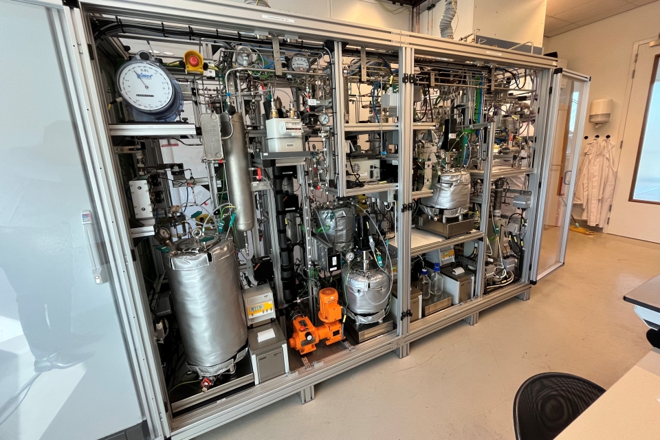 The Voyex R&D system with which the company is loading and releasing hydrogen daily from its liquid organic hydrogen carrier (LOHC) at kg-scale.