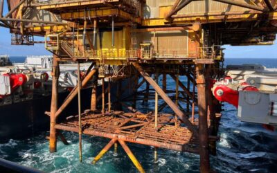 VIDEO: Pioneering Spirit removes topsides in single lift
