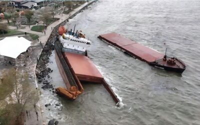 Vessel breaks in two at anchor