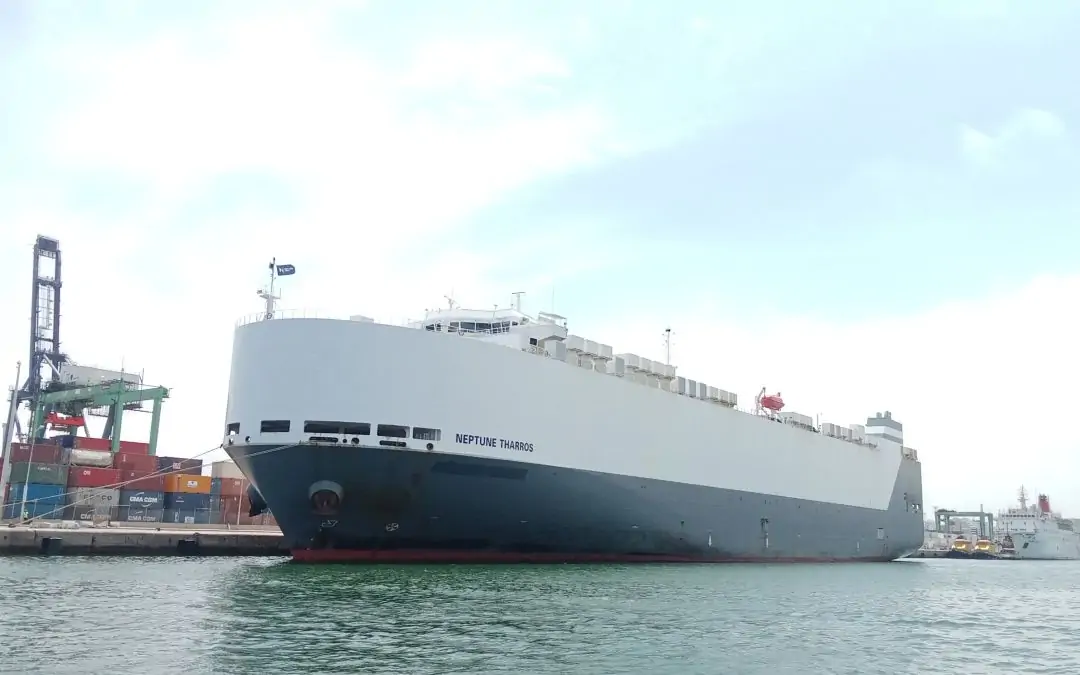 Car_carrier_NEPTUNE_THARROS_à_quai