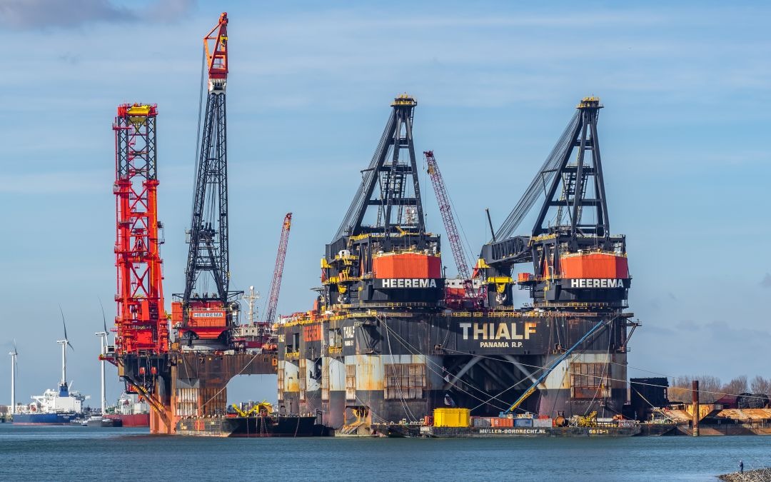 Heerema's deepwater construction vessel Balder and semi-submersible crane vessel Thialf in the Port of Rotterdam (photo Frans Berkelaar, Flickr, CC BY 2.0)